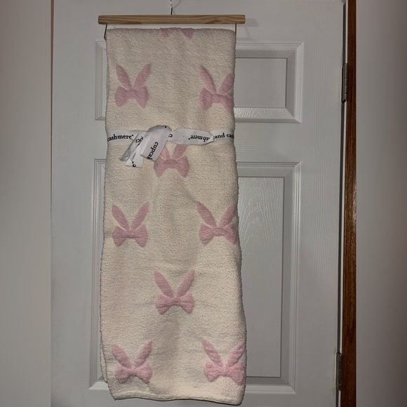 Viral Pink Bow Cupcake’s and Cashmere Blanket - Picture 4 of 8